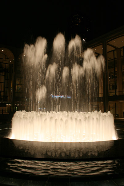 Fontana u Njujorku ispred Metropoliten opere, jun 2010 AU.jpg